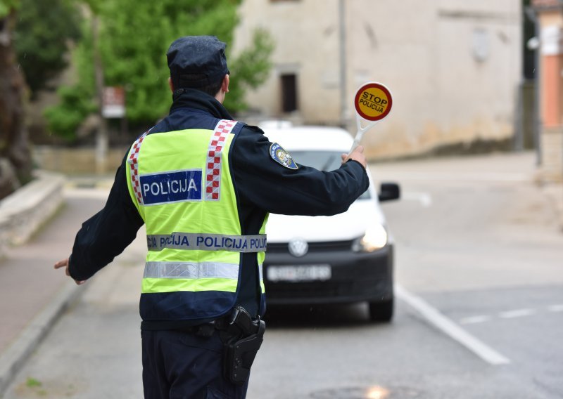 U sudaru motocikla i osobnog automobila poginuo muškarac