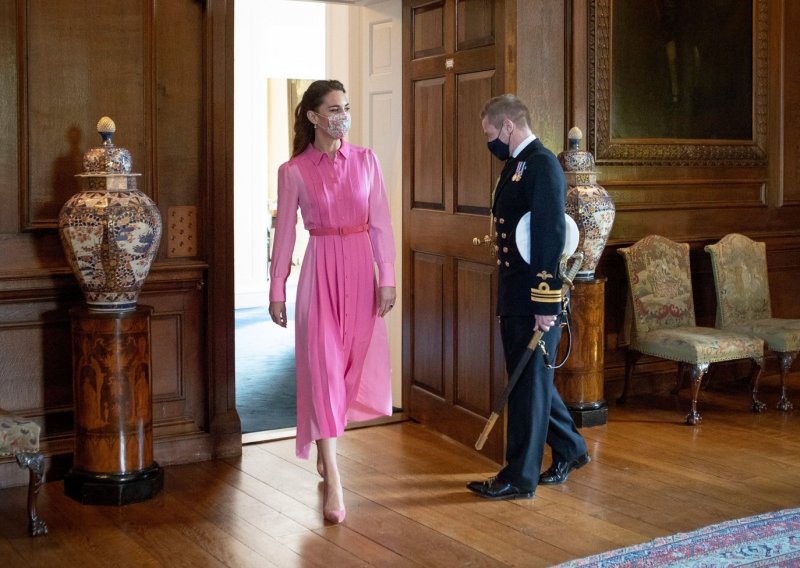 Kate Middleton zablistala je u divnoj modnoj kombinaciji, no lijepa ružičasta haljina skriva doista dirljivu priču