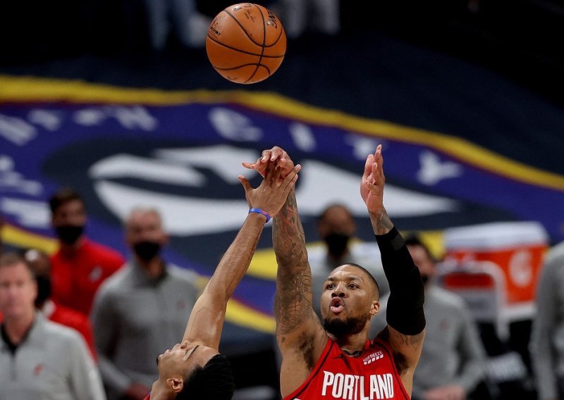 Igrač Portlanda Lillard odigrao utakmicu kakva u povijesti NBA-a još nije viđena, a postavio je i nemoguć rekord u tricama; Lakersi stradali kod Phoenixa, a Netsi prošli dalje