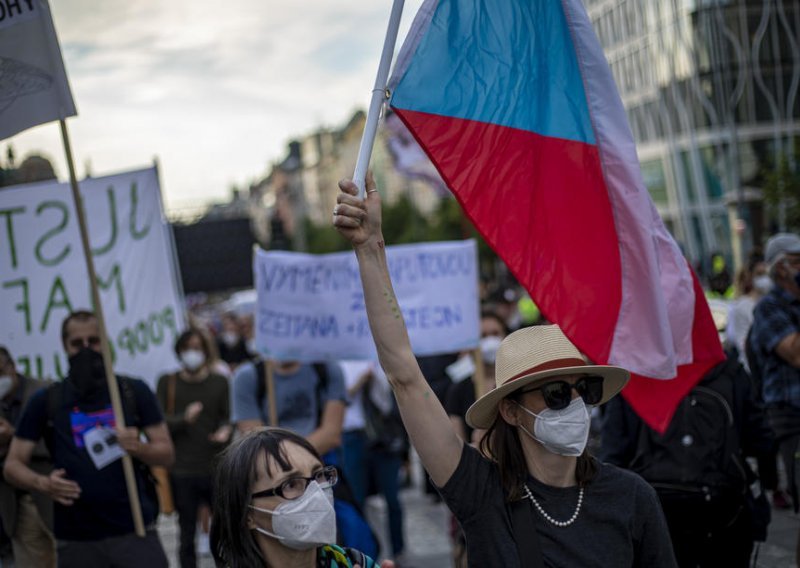 Čehinje brišu znak nejednakosti: Žele maknuti nastavak 'ova' iz prezimena