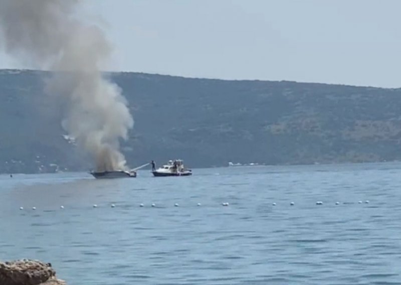 Ispred poznate plaže Dražica na Krku zapalio se gliser njemačkog državljanina, požar ugašen
