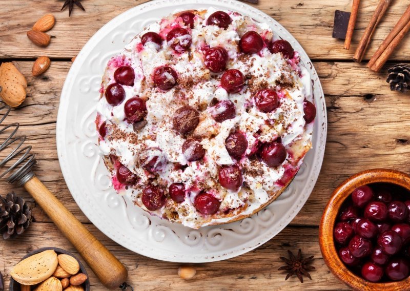 Savršena za obiteljski ručak: Torta od čokolade i trešanja osvojit će vas okusom i vratiti u djetinjstvo