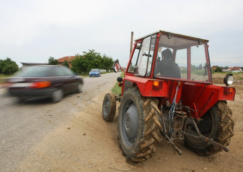 Dvojica mladića teško ozlijeđena nakon što su se kod Pazina neregistriranim motorom frontalno sudarili s traktorom, a koji je obojicu zatim pregazio