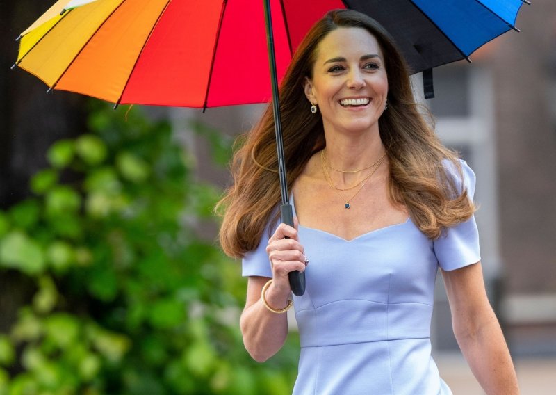 Kate Middleton ima još jednu besprijekorno elegantnu haljinu, no svu pažnju privukla je ogrlica koja krije posebno značenje