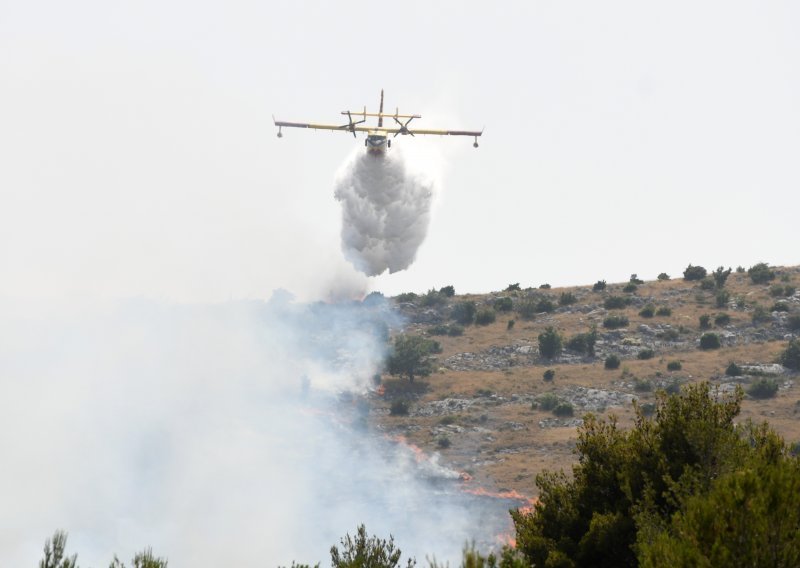 Veliki požar kod Marine; više od 60 vatrogasaca na terenu, gasi se i iz zraka