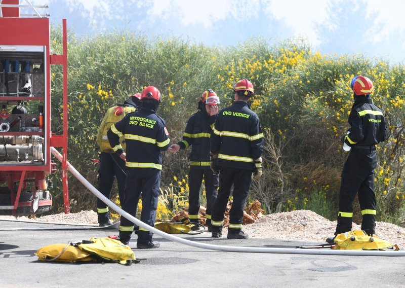 Lokaliziran požar u Splitu u stanu na trećem katu