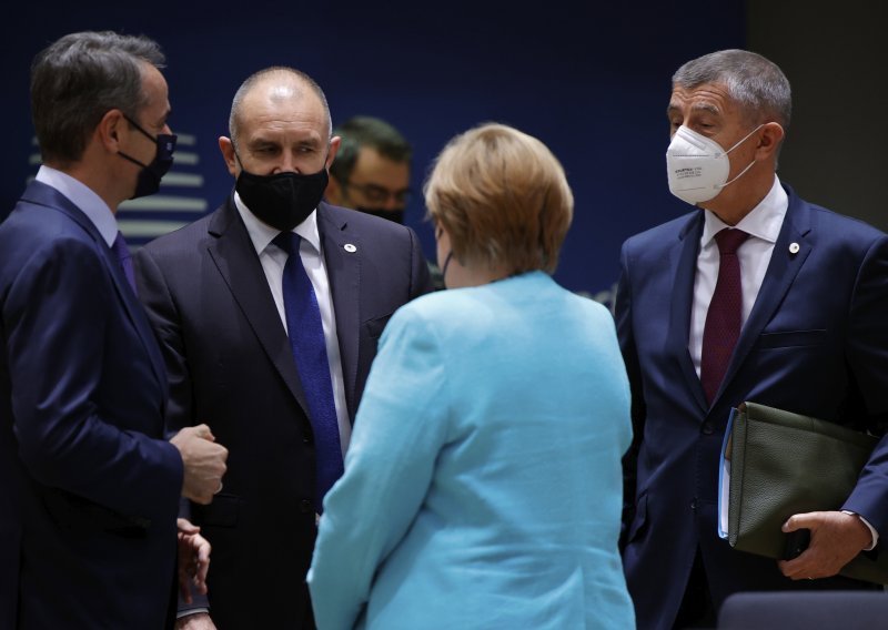 Čelnici EU država odbili ideju Merkel i Macrona: 'Još nije vrijeme za susret s Putinom'