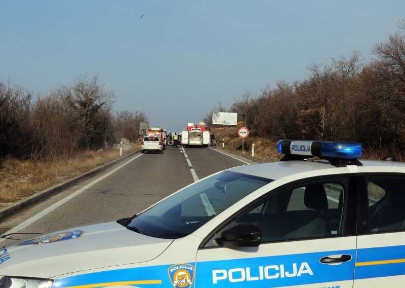 U prometnoj nesreći poginuli pješak i suputnica na motoru