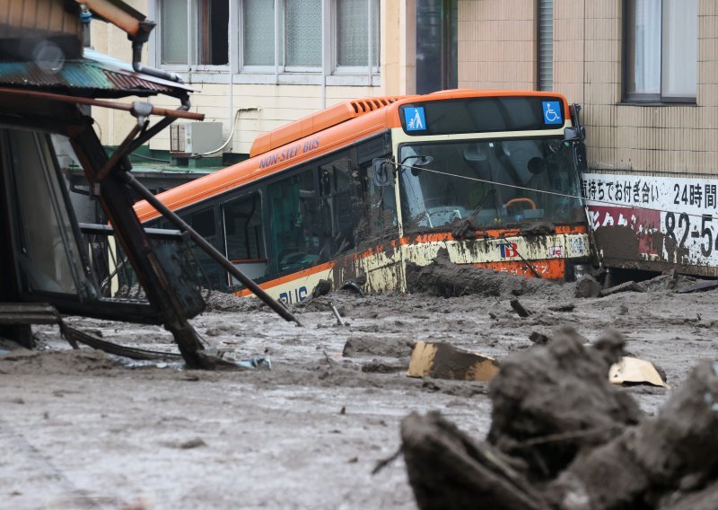 Smrtonosna blatna bujica u Japanu kretala se brzinom 40 km/h, deset ljudi spašeno iz domova