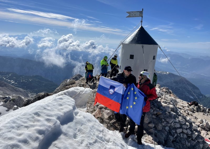 Janša se pohvalio time da se s visokim predstavnikom EU-a Borrellom popeo na Triglav. Prešutio je da su put skratili - helikopterom