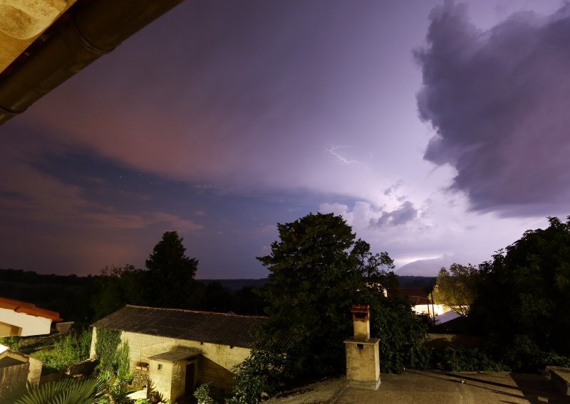 Kraj vrelog dana u dijelovima Hrvatske završit će munjevito: Moguća jača nevremena s tučom, u sjevernoj Italiji moguć i tornado