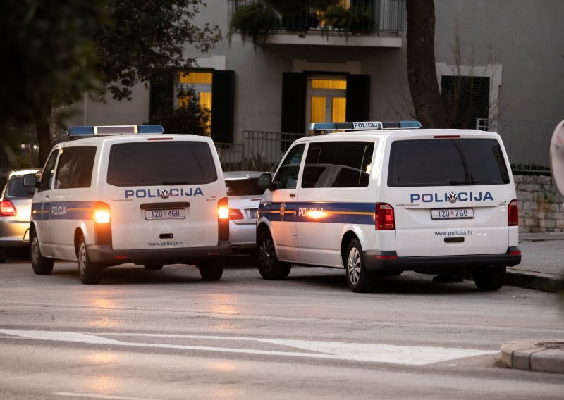 Vozio u rikverc i pokupio 88-godišnjakinju na zebri, starica preminula u bolnici