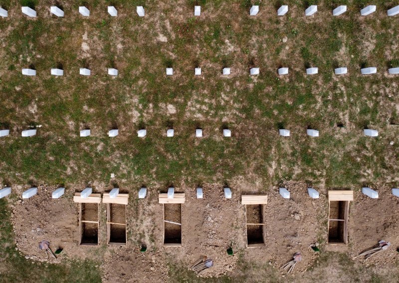 Ispraćeni posmrtni ostaci 19 žrtava genocida u Srebrenici: Među njima i tijela mladića od 16 i 17 godina te djevojke koja je u trenutku smrti imala 24 godine