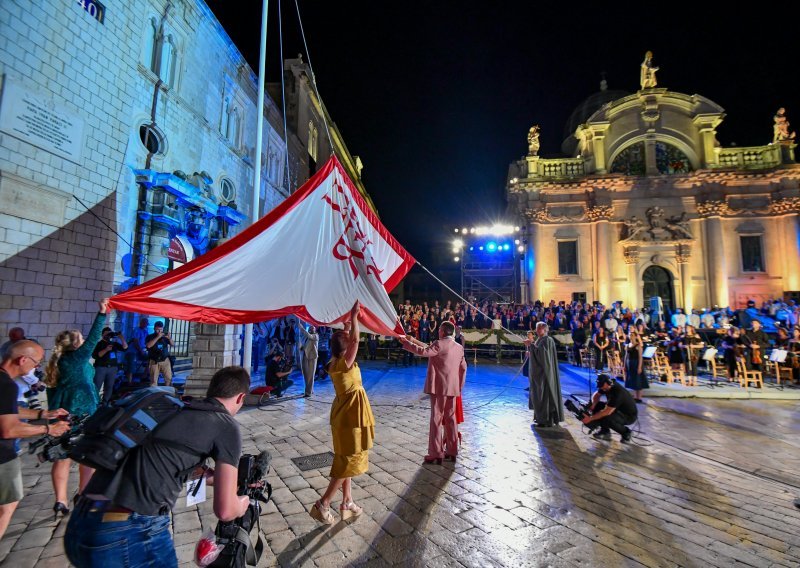 Podizanjem zastave Libertas i uz stihove Himne slobodi otvorene 72. Dubrovačke ljetne igre; okupila se politička i kulturna elita