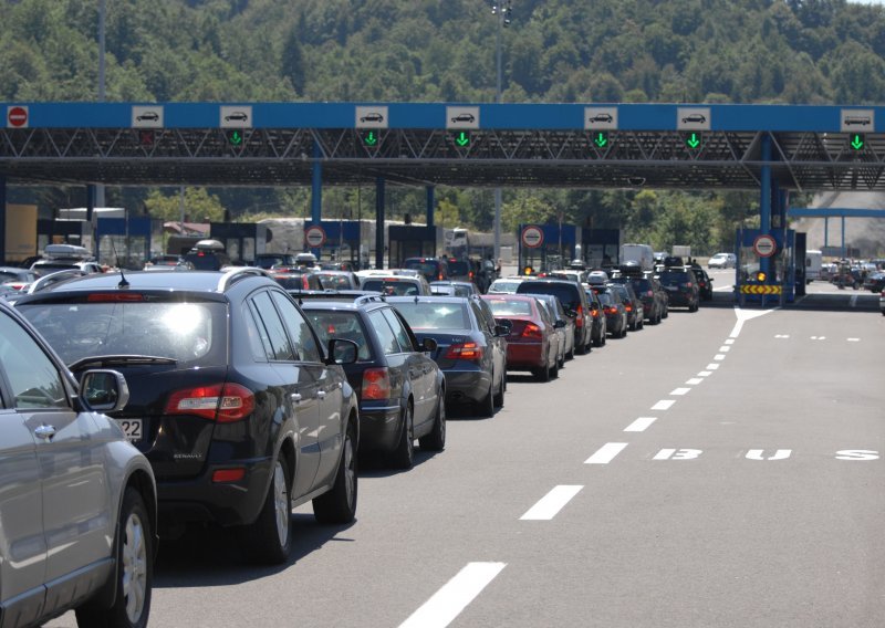 U Istru tijekom vikenda ušlo više od 145 tisuća putnika, adut turizma su kuće i vile s bazenima