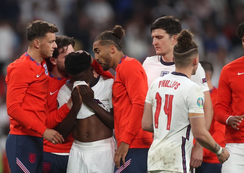 Engleski nogometaši brutalno napadnuti nakon promašivanja jedanaesteraca; engleski savez osudio rasizam, a policija lovi počinitelje