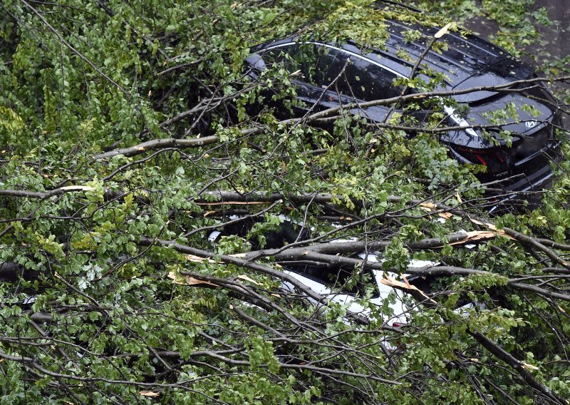 Snažno nevrijeme u Bihaću odnijelo život, iščupano stablo usmrtilo muškarca, 9 osoba ozlijeđeno