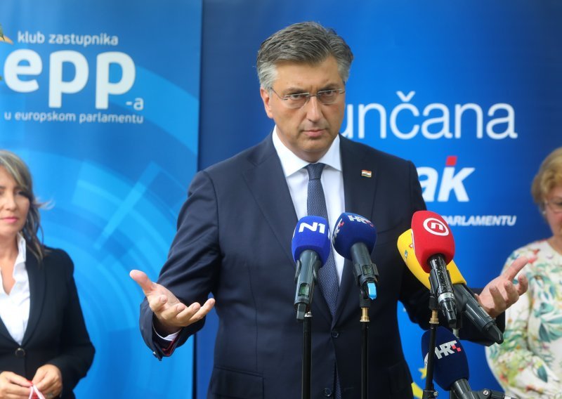 Plenković ponovio: Nema obaveznog cijepljenja, ali tamo gdje ljudi puno dolaze u kontakt moramo imati zaštitne mehanizme. Čujem samo neke čudnovate teorije zavjere...