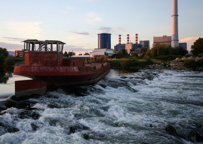 Otkačio se brod na Savi u Zagrebu i zaustavio kod HEP-ove toplane