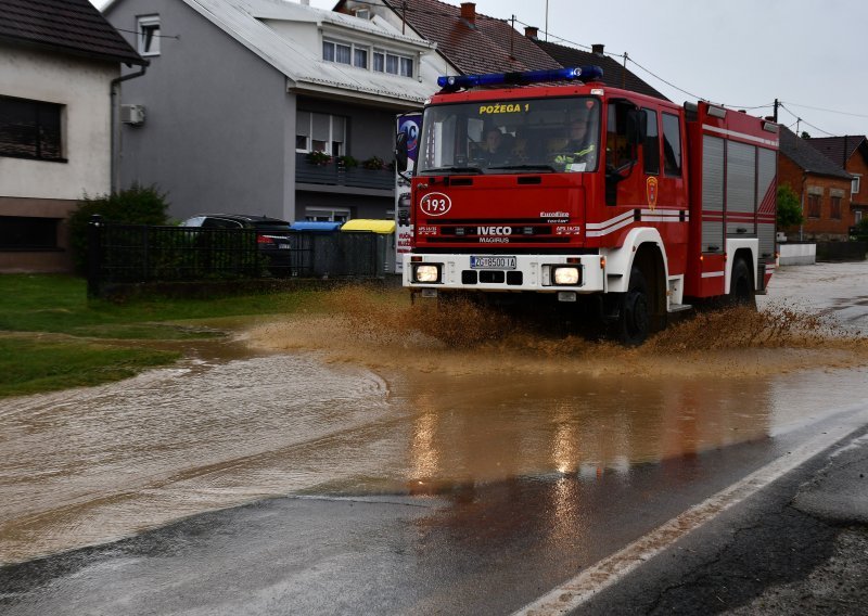 Zbog nedjeljnog nevremena i požara angažirano više od 800 vatrogasaca