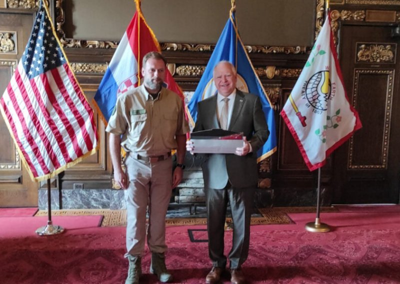 Na službeni sastanak ministar Banožić je došao kao da ide u ophodnju šumom da vidi ima li lovokradica; iskreno, u ovim čizmama i kvazivojnoj uniformi podsjeća me na Fidela Castra