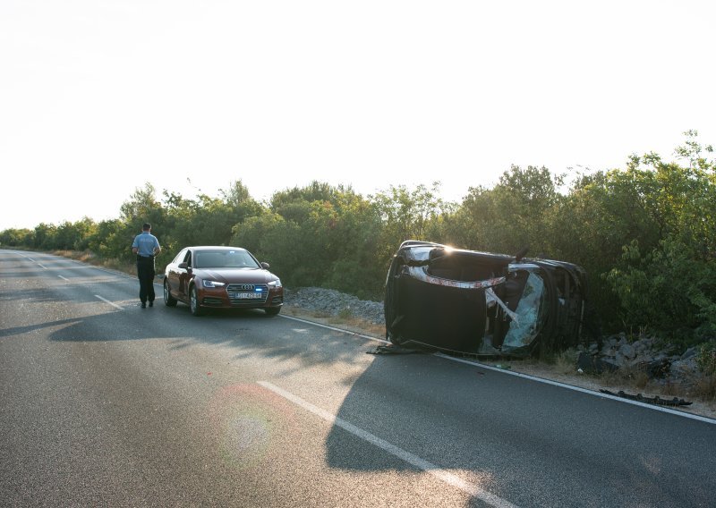 Prometna nesreća kod Srime; automobil potpuno smrskan, vozač završio u bolnici