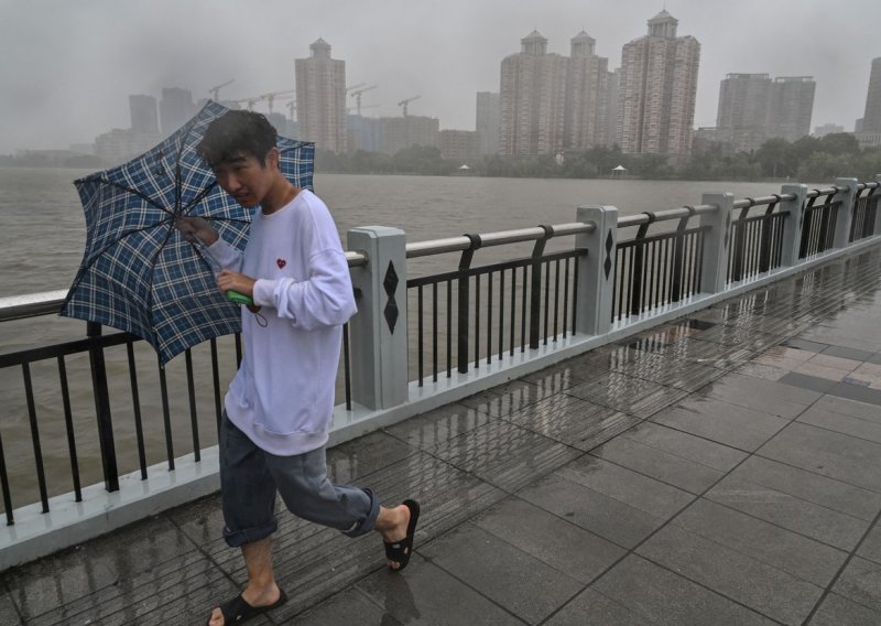 [FOTO] Istočna Kina priprema se za tajfun In-fa: Otkazani letovi, obustavljen metro, zatvoren čak i Disneyland u Šangaju