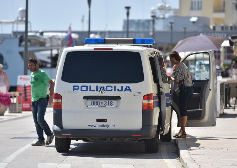 Dvoje Nijemaca u Poreču ostavilo dvoje djece i psa u automobilu, policija ih uhitila, a djecu i psa zbrinula