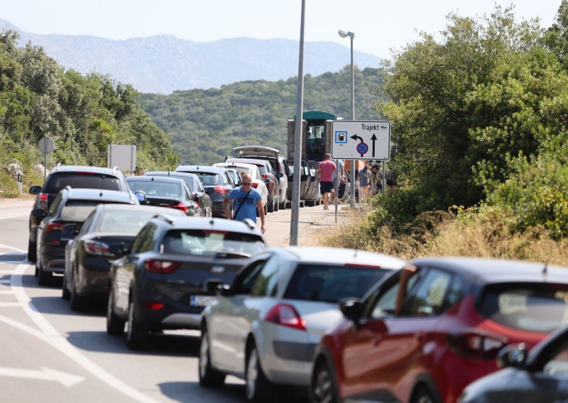 Gužve i kolone na pojedinim dionicama u smjeru mora, ali i kod Pelješkog mosta