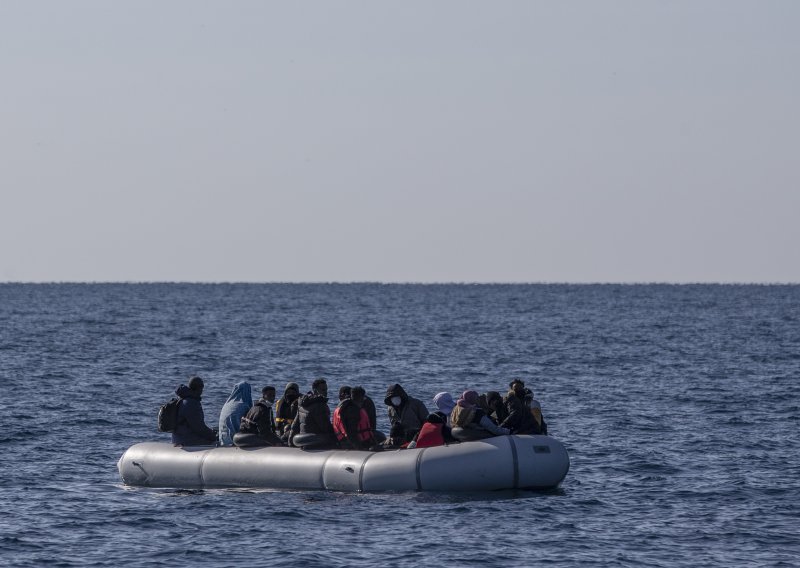 Prevrnuo se čamac s migrantima, strahuje se da ih se više od 40 utopilo