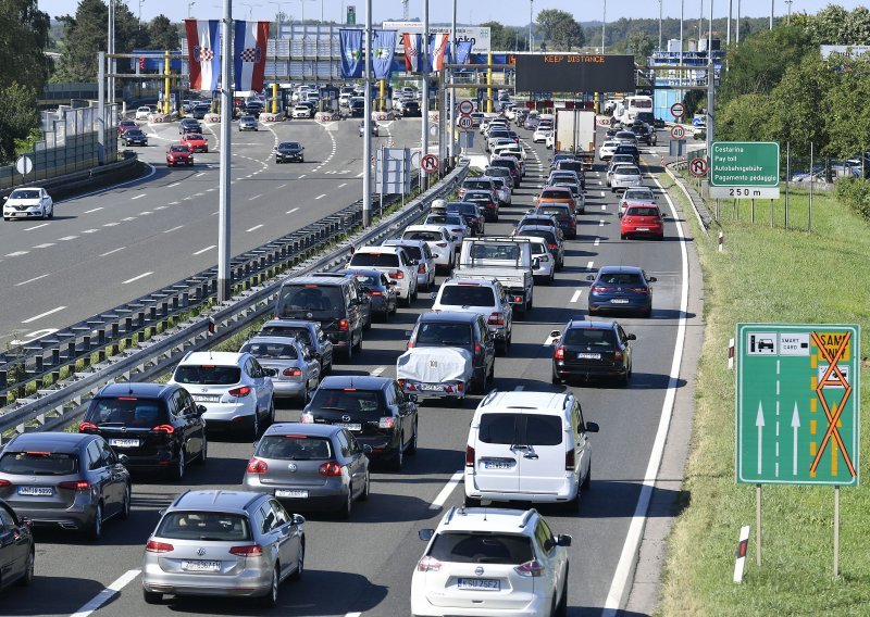 [FOTO] Kilometarske kolone i gužve na autocestama i na Krčkom mostu, na graničnim prijelazima čeka se i do četiri sata