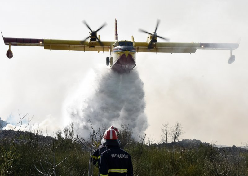 Požar ponovno prijeti obiteljskim kućama kod Tomislavgrada unatoč intervenciji hrvatskih kanadera