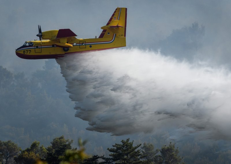 [VIDEO] Požar na Mosoru gasi 60 vatrogasaca, dva kanadera i jedan air traktor