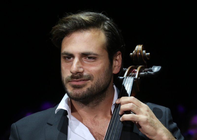 Stjepan Hauser je ponovo daleko od Hrvatske, nazdravlja s novom ljepoticom