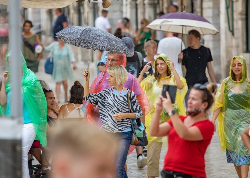 Danas nešto manje vruće, stižu grmljavinski pljuskovi, a ponegdje je moguće i nevrijeme