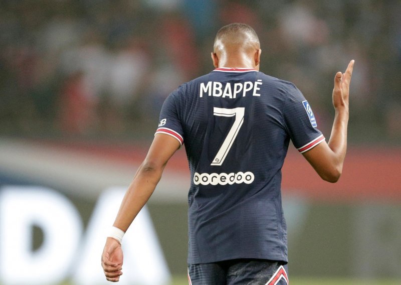 Kylian Mbappe je nakon hitnog sastanka s čelnicima kluba okupio suigrače kako bi im priopćio važne vijesti...