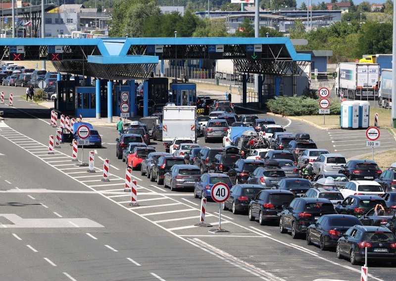 Pojačan promet na autocestama, stvaraju se kolone prema graničnim prijelazima Macelj i Bregana