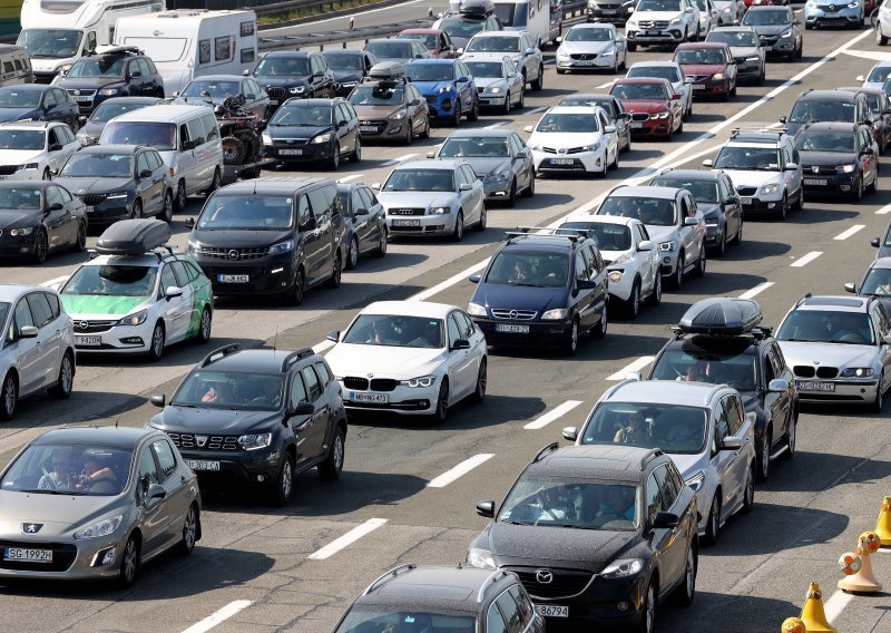 Oprez, pješak na autocesti između Orehovice i Škurinja