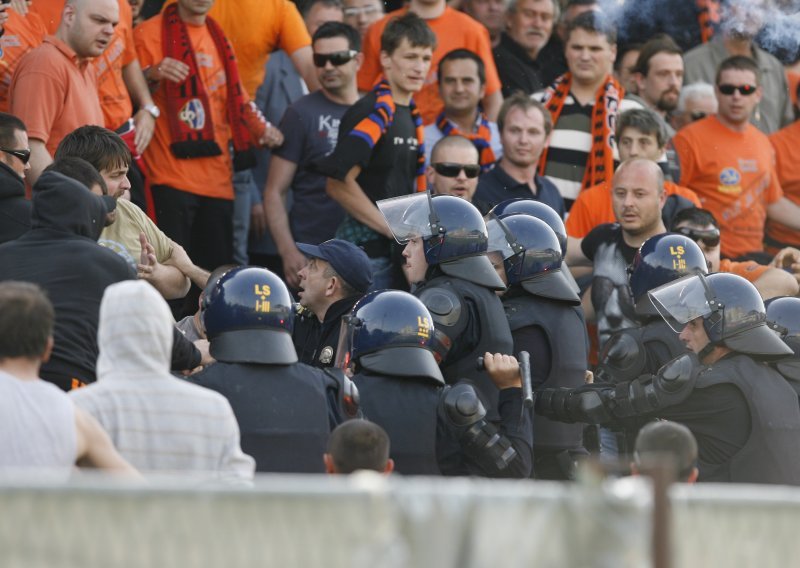 Funcuti se potukli, policija smirivala strasti