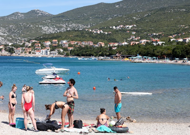 Ukinuta zabrana kupanja na plaži Klenovica, more izvrsne kakvoće