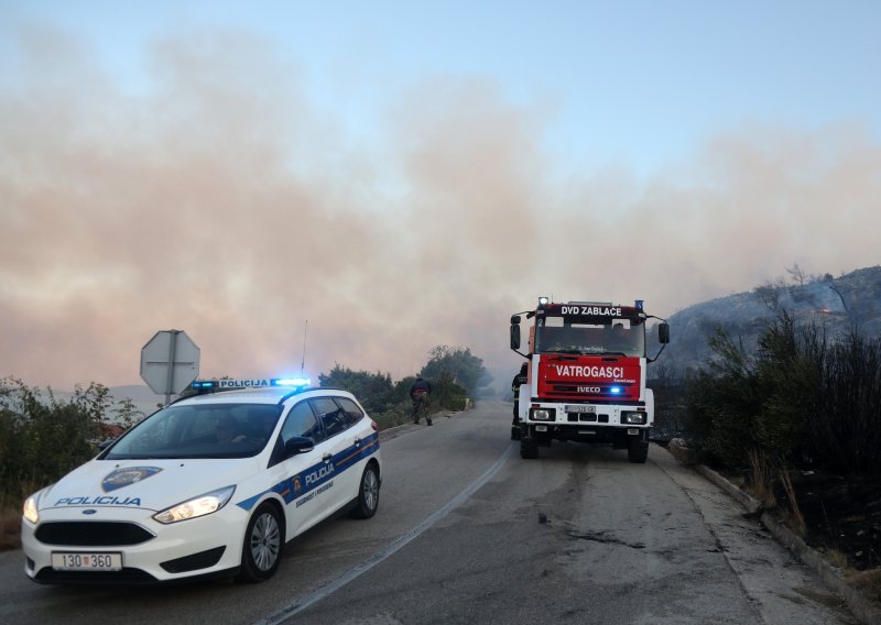 Požar kod Šibenika pod kontolom, nema otvorenog plamena. Jadranska magistrala otvorena