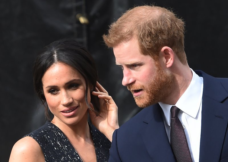 Ružičasti dijamantni prsten na ruci Meghan Markle obavijen je velom tajni, a glasnogovornici Sussexa tihi su po pitanju njegovog porijekla