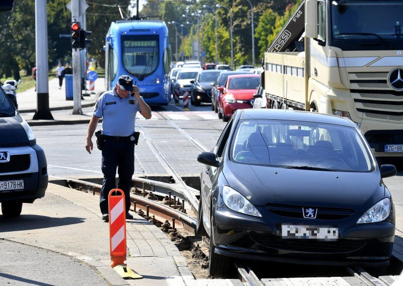 [FOTO] Gužva u Zagrebu: Automobilom upao u rupu na tračnicama i blokirao tramvajski promet
