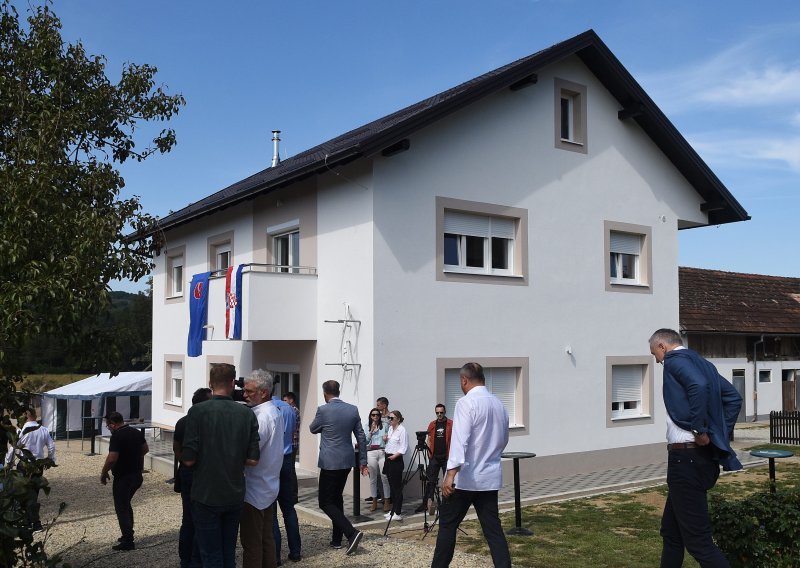 Kad država nije sposobna; kuću na Baniji za šestoročlanu obitelj izgradili donatori iz Makarske