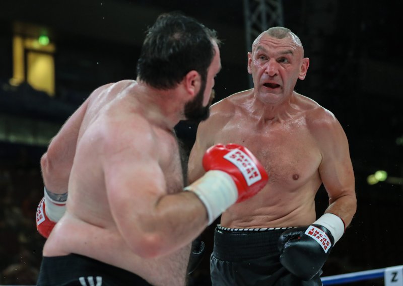 [FOTO] Povratak u ring i odličan nastup! Hrvatski boksač Željko Mavrović 'istukao' 26 godina mlađeg Gruzijca