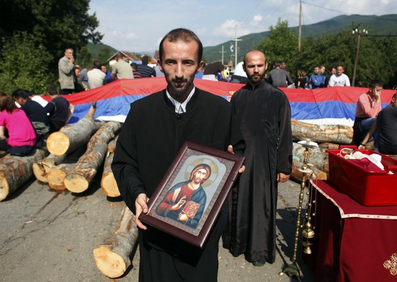 Djeca kao živi štit na barikadama na Kosovu?