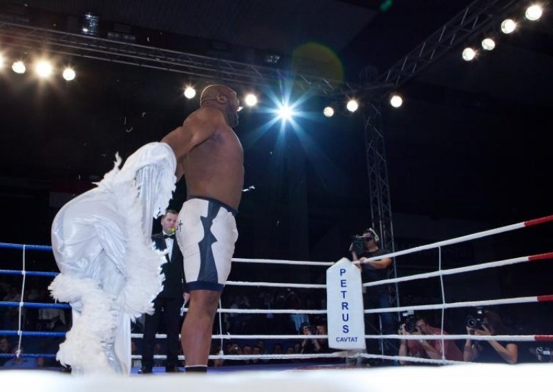 Bob Sapp u Sjevernoj Koreji bačen izvan ringa!