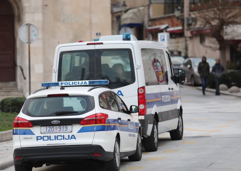 Muškarac tijekom noći umro u prostorijama splitske policije; sinoć je priveden, a bio je pijan