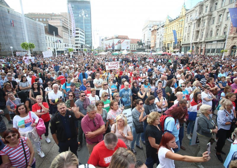 Festival slobode u Zagrebu: Protivnici cijepljenja zaoštrili retoriku, pozvali više tisuća okupljenih na ustanak protiv 'diktature genocidnog cjepiva'