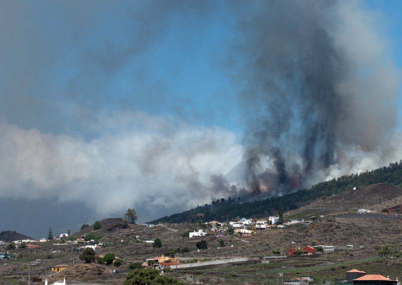 [FOTO/VIDEO] Erumpirao vulkan na španjolskom otoku La Palmi, uzdigao se golemi stup dima